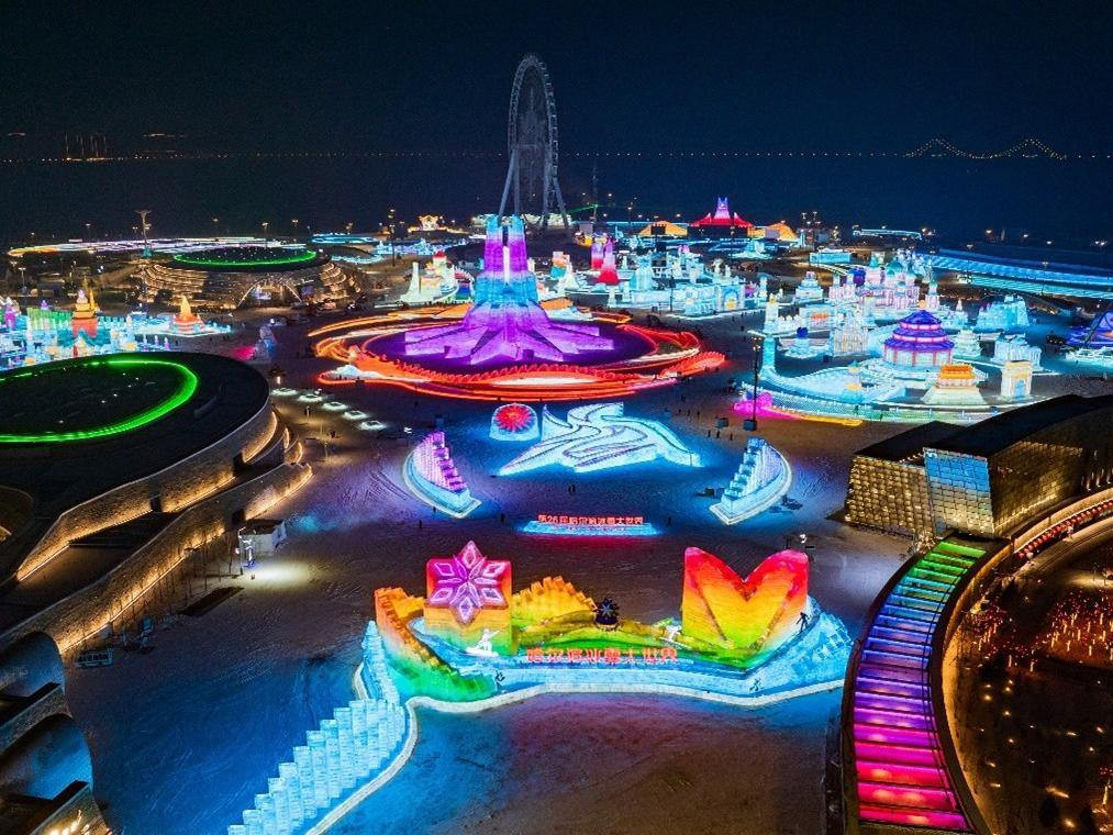 公司简介中哈尔滨冰雪大世界项目合作页所展示的现场全景